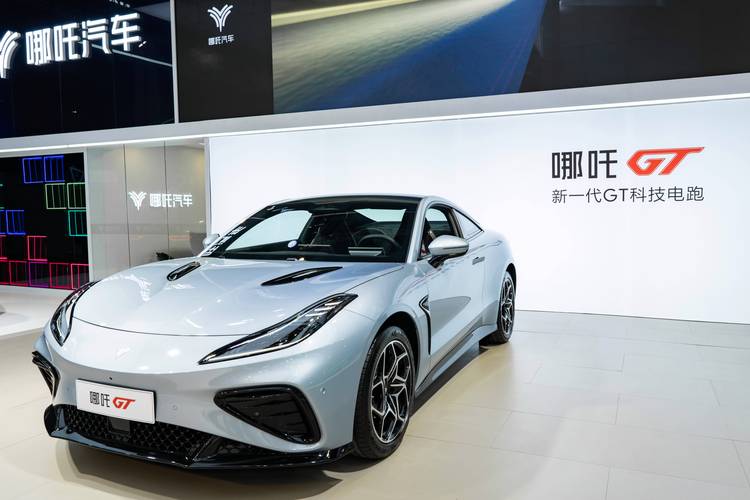 东莞276哪吒汽车在智能汽车领域的表现，领途汽车在新能源汽车市场中的影响力